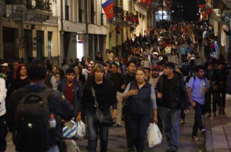 Las calles del Centro Histórico lucen llenas de personas que disfrutan de una gran variedad de eventos por las fiestas de Quito. Foto: Diego Pallero / ÚN