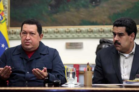 En la foto, el fallecido expresidente de Venezuela Hugo Chávez junto al entonces vicepresidente Nicolás Maduro durante un evento de radio televisado en Caracas el 8 de diciembre de 2012. Foto: Archivo / AFP