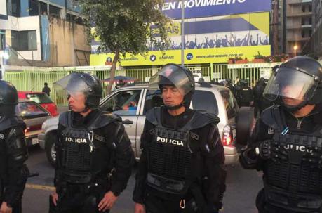 Miembros de la Policía acudieron para precautelar el orden frente a la sede de  concentraron en la afueras de la sede de Alianza País. Foto: Paúl Rivas / ÚN