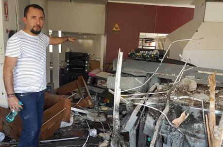 Fernando Arias, dueño de la imprenta afectada, muestra los destrozos. Foto: Evelyn Jácome / ÚN