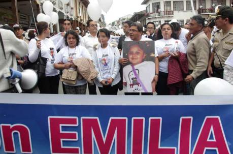 Una lona de cuatro metros de ancho por 1,50 de alto con la imagen de Emilia abrió la marcha “Todos somos Emilia”. Foto: Xavier Caivinagua para ÚN