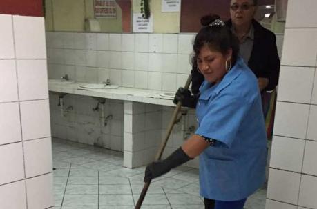 Doña Carmen Almache mantiene ‘flaman’ los baños de La Ofelia. Foto: Ana Guerrero / ÚN