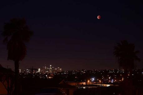 Imagen de la “superluna azul de sangre” vista desde California. Foto: AFP