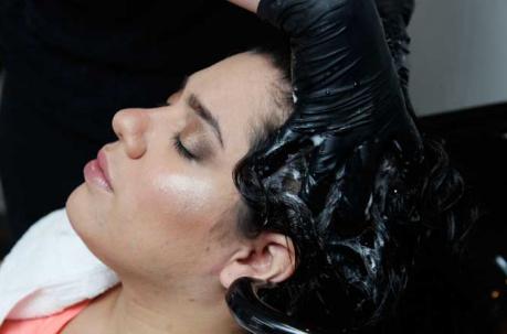 El champú se aplicasolo en el cuero cabelludo y debe ser masajeado por unos minu­tos antes de enjuagar. No poner champú en el largo.