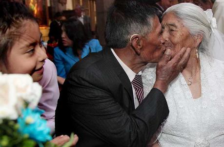 Jose Muquinche y María Sánchez se besan en una boda masiva. (17 de julio/2016). Foto: Paúl Rivas / ÚN