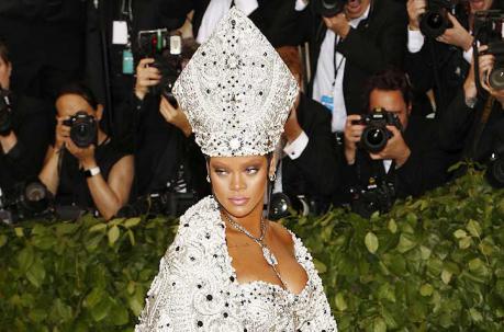 Durante la Met Gala, Rihanna lució un atuendo al estilo del Sumo Pontífice. Foto: AFP