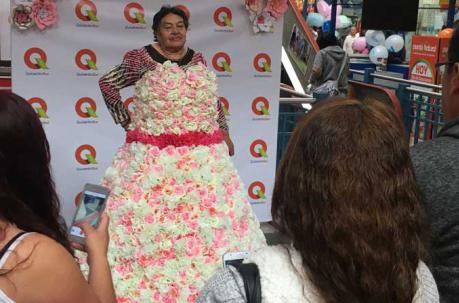 Un vestido floral, fue uno de los atractivos en  el Quicentro Sur para las ‘selfies’ familiares. Foto: Edwing Encalada / ÚN