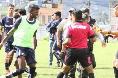 El árbitro Marcos Villacís (de espaldas) fue agredido por jugadores y el DT de la Sub 18 de la Cato. Foto: Cortesía Gonzalo Melo