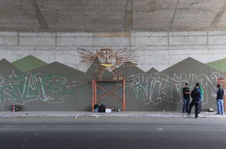 Artistas urbanos pintan grafitis en el redondel de Carapungo. Foto: Vicente Costales / ÚN