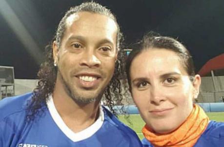 María Sol con ‘Dinho’ en un juego amistoso de FIFA. Foto: Cortesía de Sol Muñoz