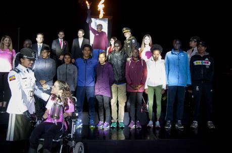 Los atletas élites posaron junto a Don Luis Torres (con la llama olímpica, en ola primera fiesta de la Quito Últimas 15K. Foto: Armando Prado