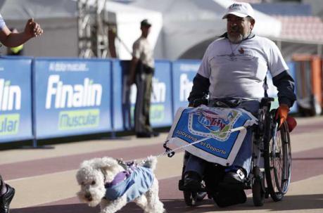 El atleta llega al estadio Olimpico Atahualpa junto a una mascota. Foto:  Patricio Terán / ÚN