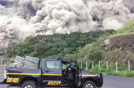 Policías durante las operaciones de búsqueda alrededor de Volcano de Fuego después de la erupción en Guatemala el 3 de junio de 2018. Foto: AFP