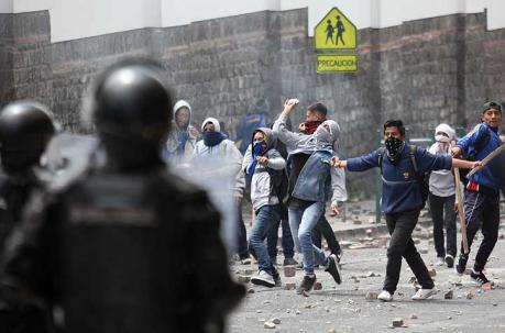 Los chicos lanzaban piedras a los policías antimotines que acudieron al lugar. Foto: Julio Estrella / ÚN