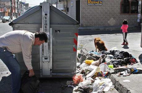En la ciudadela Unión y Justicia hay basura acumulada en las calles Paquisha y S14C. Foto: Eduardo Terán / ÚN