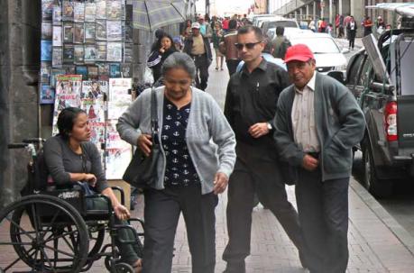 En la calle Venezuela, en el Centro Histórico, migrantes recurren a las almas caritativas. Foto: Eduardo Terán / ÚN