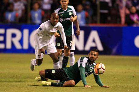 El jugador de Liga de Quito Jonathan Borja (izq.) disputa el balón con Andrés Pérez (der.) de Deportivo Cali. Foto: EFE