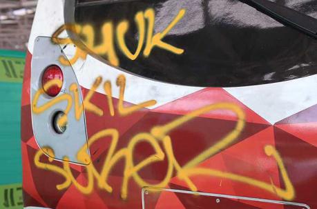 Los sobrenombres de los grafiteros se leen en un vagón del Metro de Quito. Foto: Diego Pallero / ÚN