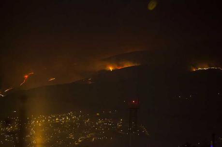 Las llamas continuaban el domingo 30 de septiembre del 2018. Foto: Armando Prado / ÚN