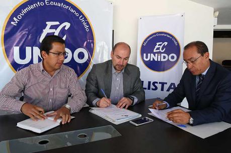 Fabián Zúñiga (primero de la derecha) dirige Ecuador Unido, de Edwin Moreno. Foto: Diego Pallero / ÚN