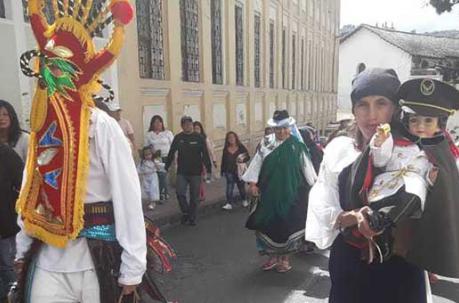 En las comparsas participaron devotos que llevaban trajes de varias nacionalidades indígenas del Ecuador. Foto: Daniel Romero / ÚN