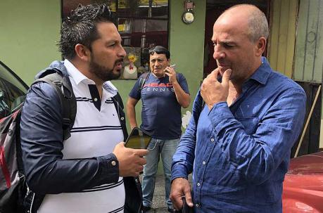Ricardo Morales (izq) conversa con Eduardo Favaro, el nuevo entrenador de Aucas.