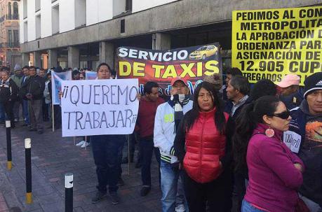 Desde las 00:00 de este 21 de enero del 2019, un grupo de aspirantes a taxistas ya estaban en la Plaza Grande. Foto: Eduardo Terán / ÚN