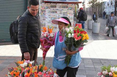Personas aprovecharon para comprar flores a sus seres queridos.