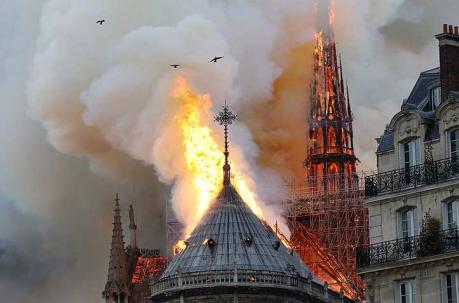 Las llamas sobre todo salían de la aguja central de la catedral de Notre Dame, en París. Foto: AFP