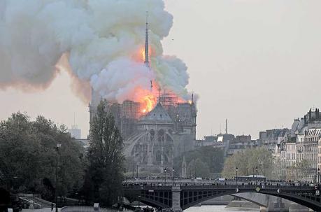 La Basílica de Notre Dame, afectada por un incendio, está en el corazón de París. Foto: AFP