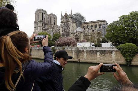 El fuego en la catedral de París comenzó en la parte superior y se propagó con suma rapidez a una parte del tejado. Foto: AFP