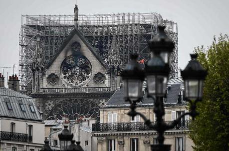 La aguja de la catedral de Notre Dame se vino abajo en el incendio. Foto: AFP