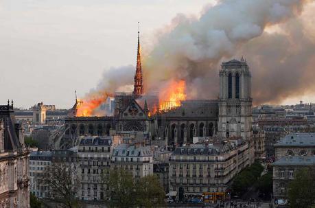 Tras el incendio, la estructura de la catedral se mantiene pero se identificaron vulnerabilidades en particular en la bóveda del edificio. Foto: AFP