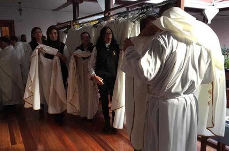 En la casa De Casillas, prepararon a los sacerdotes antes de la ceremonia. Foto: Betty Beltrán / ÚN