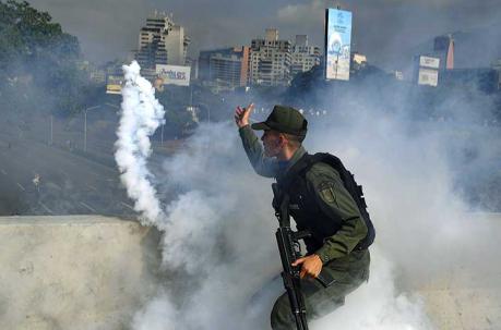 Militares que apoyan a Guaidó se enfrentaron con tropas leales a Nicolás Maduro, este 30 de abril del 2019. Foto: AFP