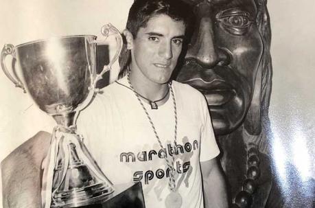 Ernesto Guasapaz posa con el trofeo tras proclamarse campeón en 1982. Foto: archivo de Ernesto Guasapaz