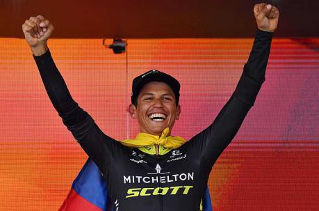 El colombiano Esteban Chaves se coronó campeón de la etapa 19 del Giro. Foto: EFE