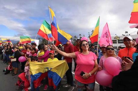 Cientos de personas llegaron a ver a Richard Carapaz con banderas de Ecuador y Carchi. Foto: Vicente Costales / ÚN