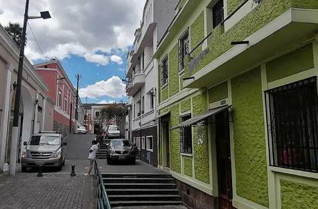 A la izquierda está la entrada al antiguo garaje de Quito. Entre estos muros se guarda mucha historia.
