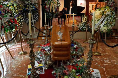 Los fans de Camilo Sesto lo despiden en la capilla ardiente que se instaló en la sede en Madrid de la Sociedad General de Autores. Foto: EFE