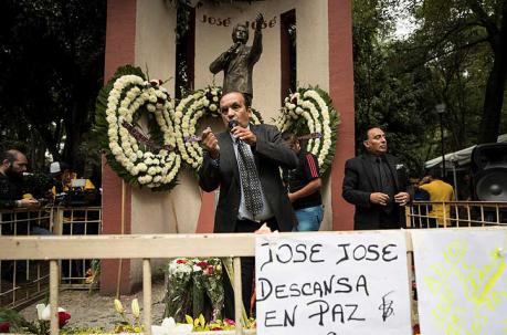 Seguidores de José José le rinden homenaje en un parque de Ciudad de México. Foto: EFE