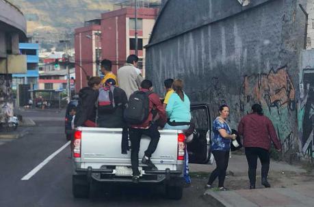 Las personas se movilizan en la parte de atrás de camionetas ante la falta de buses y taxis en Quito. Foto: Eduardo Terán / ÚN