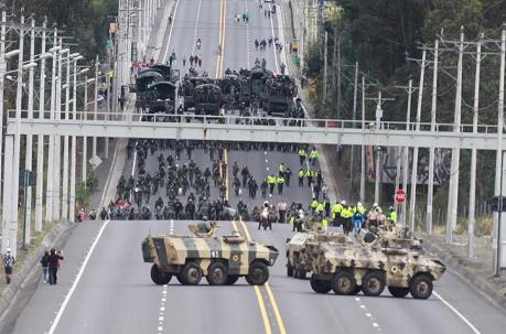 Policías y militares en vehículos antomotines se colocaron en la av. Panamericana Sur para evitar el paso de la marcha indígena. Foto: Armando Prado / ÚN