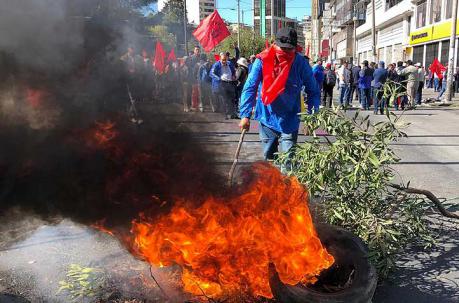 En la av. 10 de Agosto manifestantes quemaron llantas en media vía. Foto: ÚN
