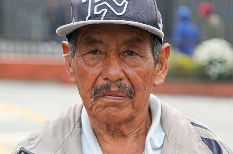 Luis Enrique Lincango, a sus 78 años, sigue procurando las obras para su barrio. En las fiestas de marzo, baila con los disfraces de antaño. Foto: Julio Estrella / ÚN