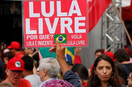 Manifestantes se reunieron en las afueras de la cárcel en donde esperan la salida del expresidente Lula da Silva, en Curituba, Brasil. Foto: EFE