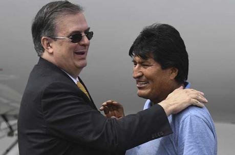 Evo Morales fue recibido por el canciller mexicano, Marcelo Ebrard. Foto: AFP