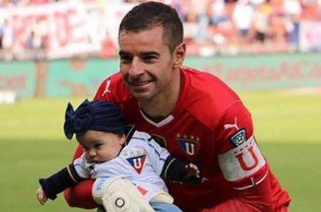 La pequeña hija de Gabbarini ya se puso la casaca blanca y saltó a la cancha del estadio Rodrigo Paz Delgado.