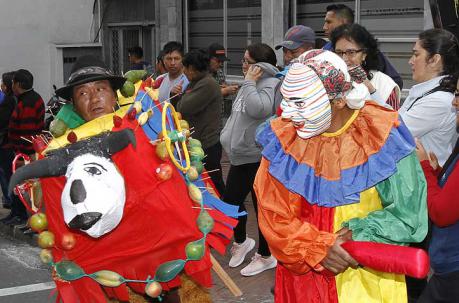 Con todo entusiasmo los ‘caseritos’ caminaron por el Centro en homenaje a Quito. Foto: Eduardo Terán / ÚN