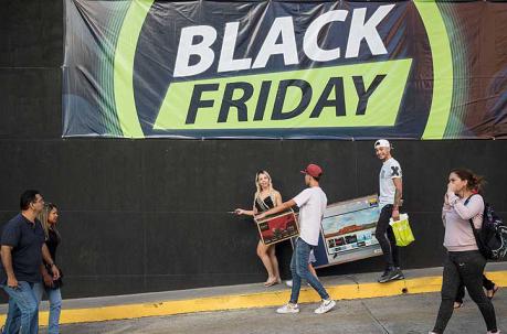 Lejos de las escenas de locura que se viven en otros países con el 'Black Friday', en Caracas también se deben organizar para los ingresos a las tiendas. Foto: EFE
